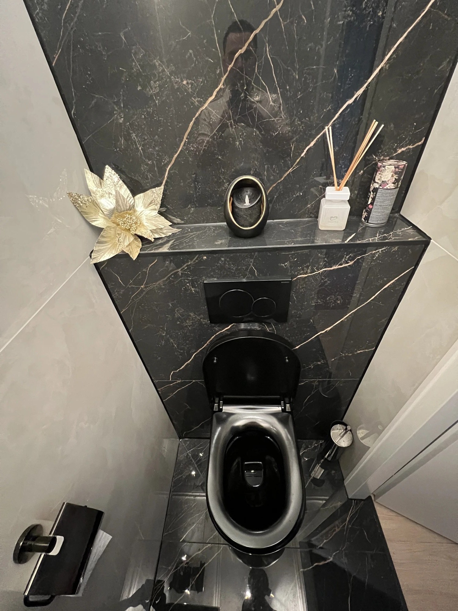 Luxe toilet in zwart marmer