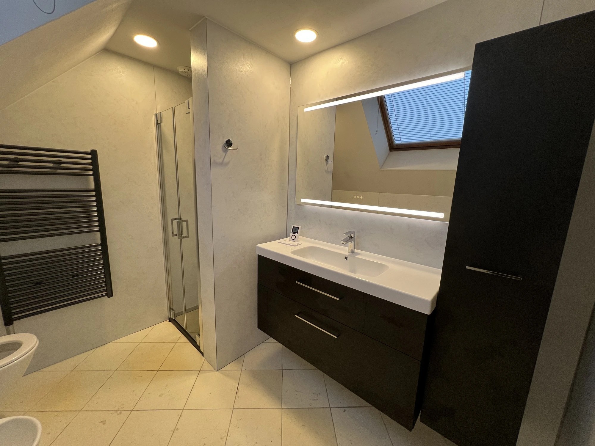 Zolderbadkamer met zwart meubel