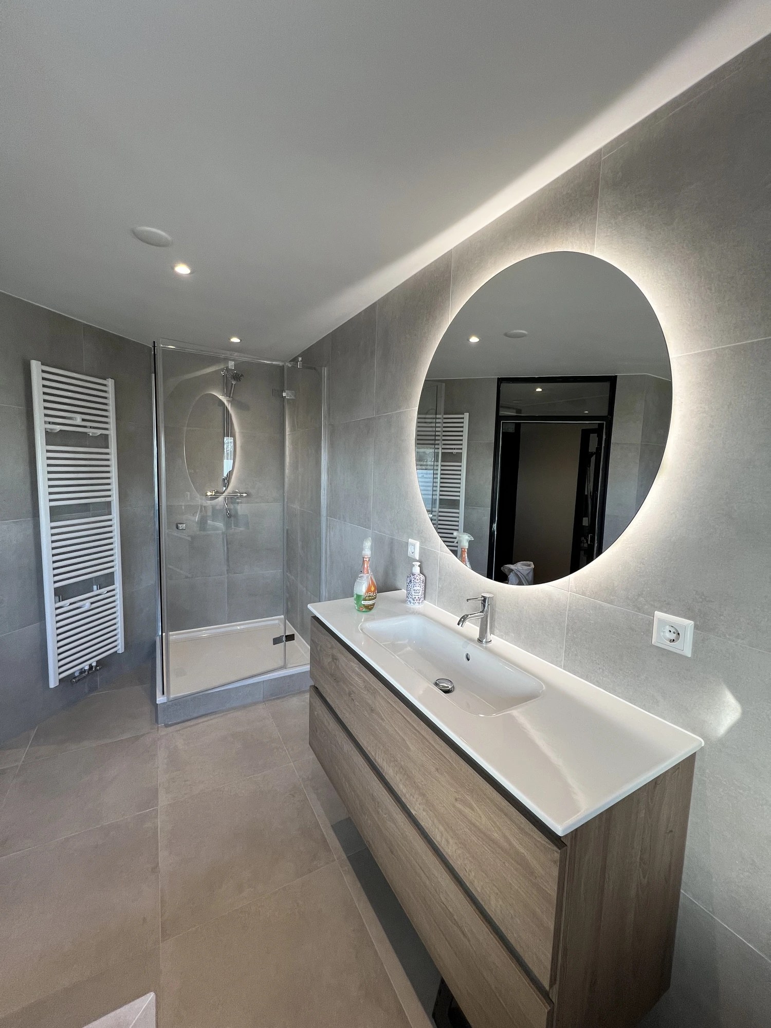 Badkamer met ronde spiegel & inloopdouche