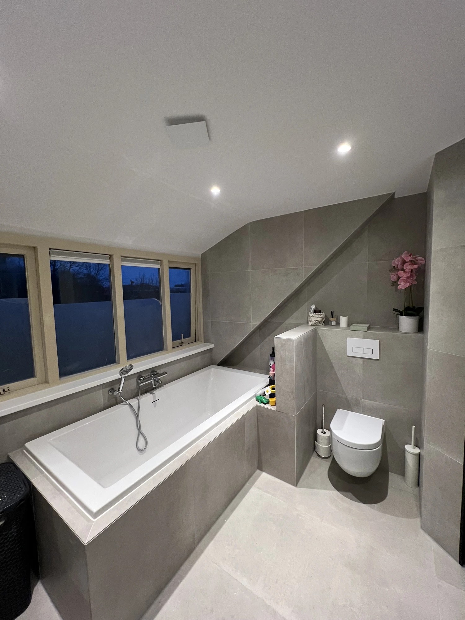 Badkamer met ligbad en dakraam