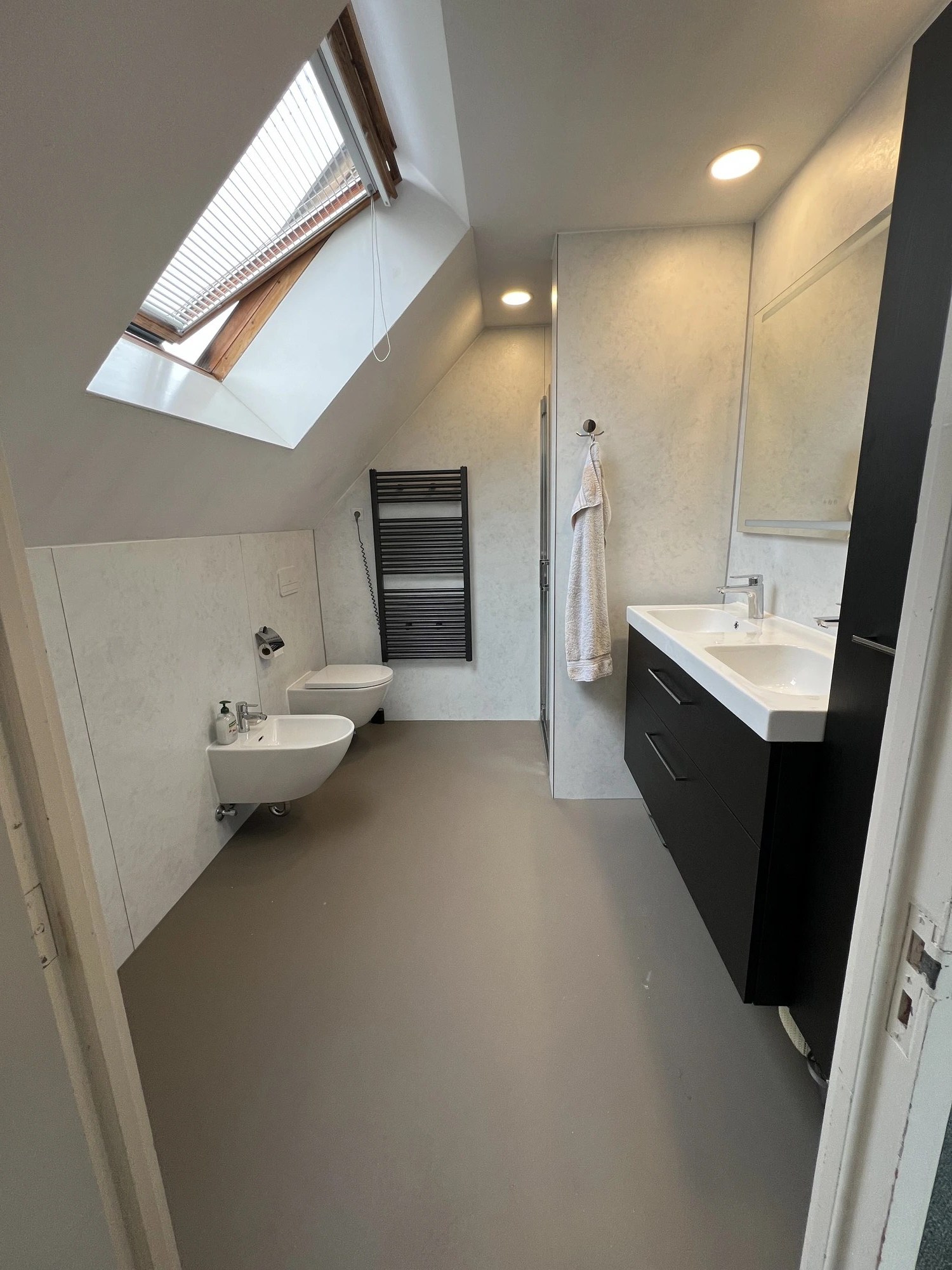 Ruime zolderbadkamer