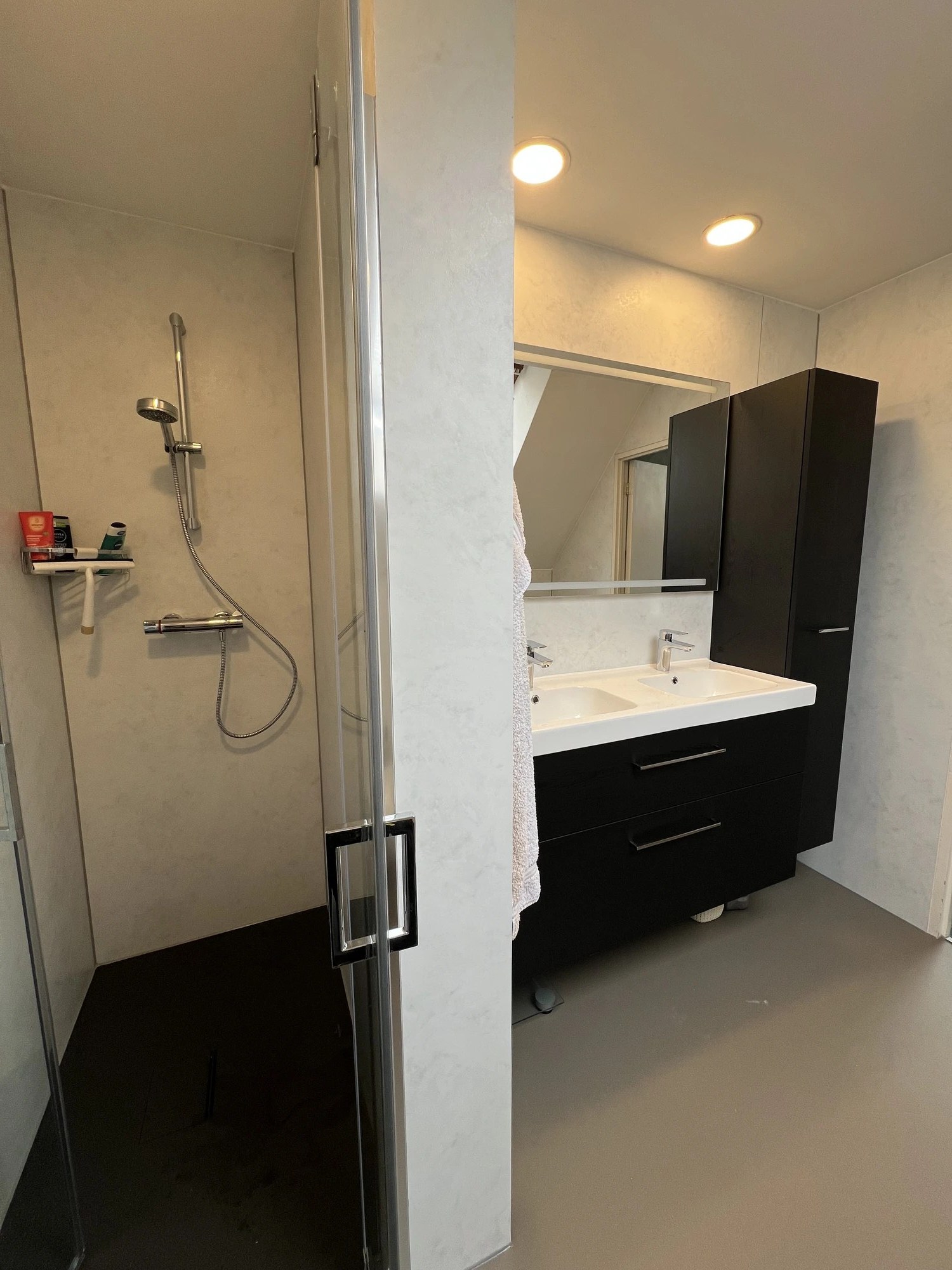 Badkamer met verlichte spiegel