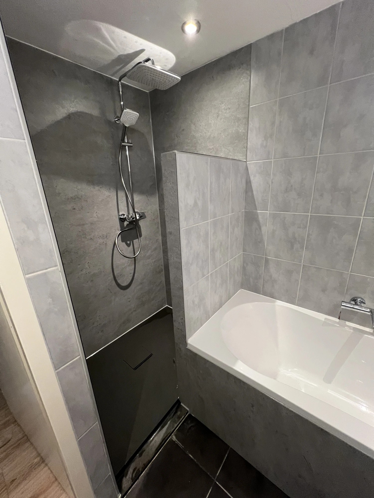Badkamer met ligbad en regendouche