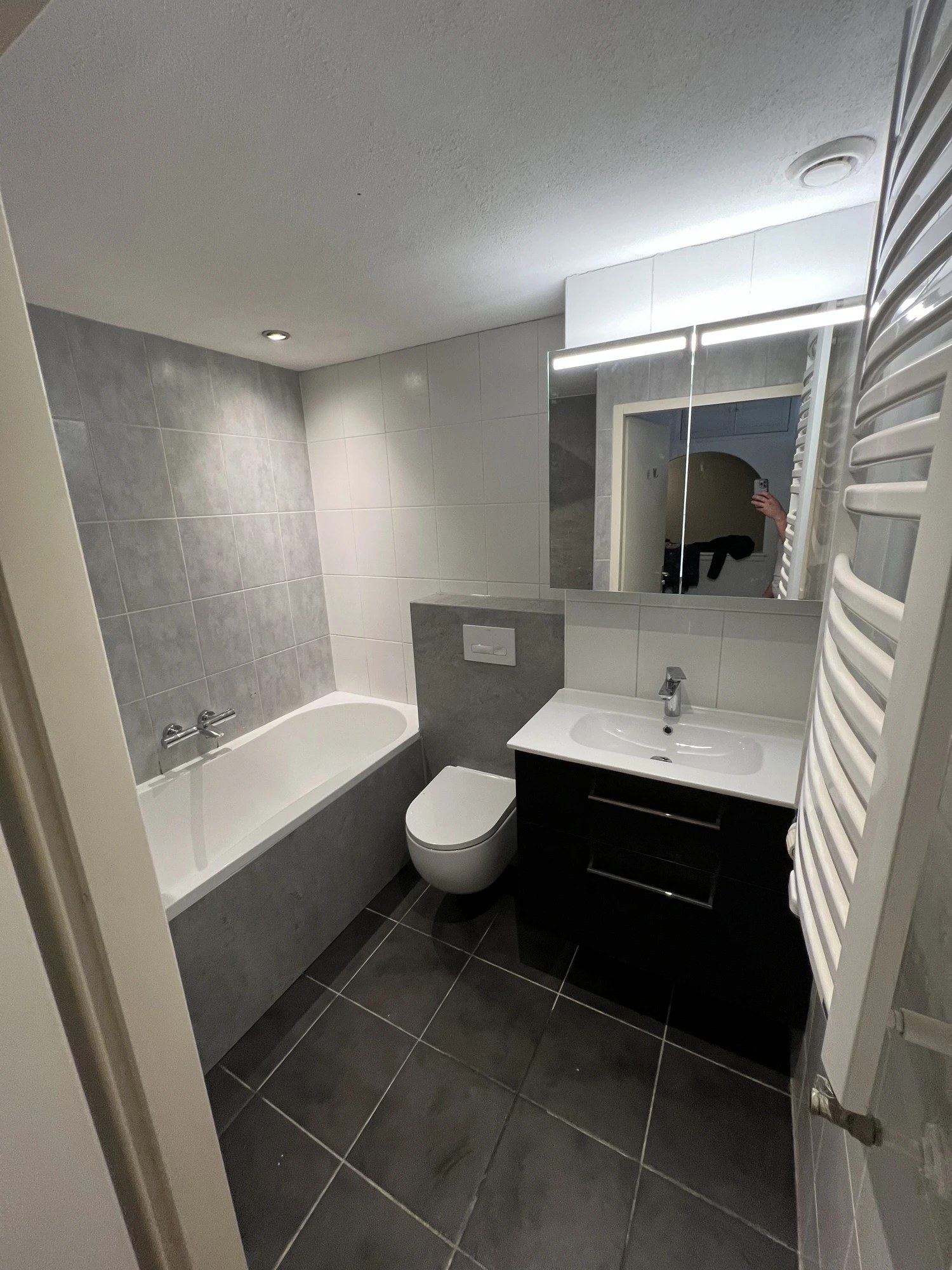 Compacte badkamer met ligbad