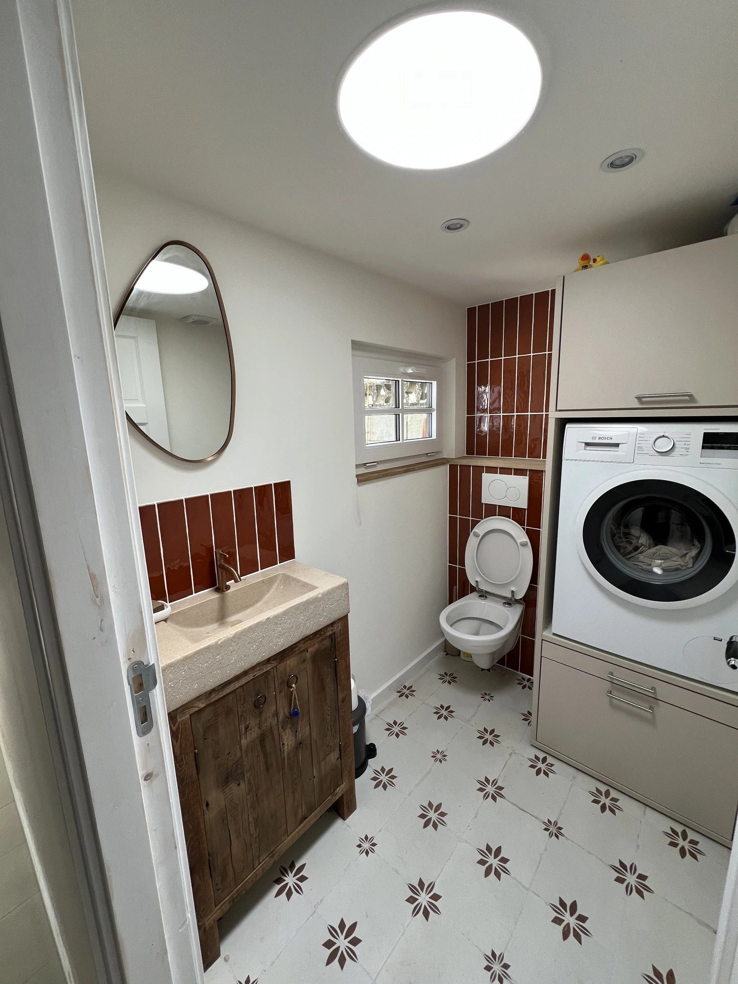 Badkamer met wasmachine-opstelling