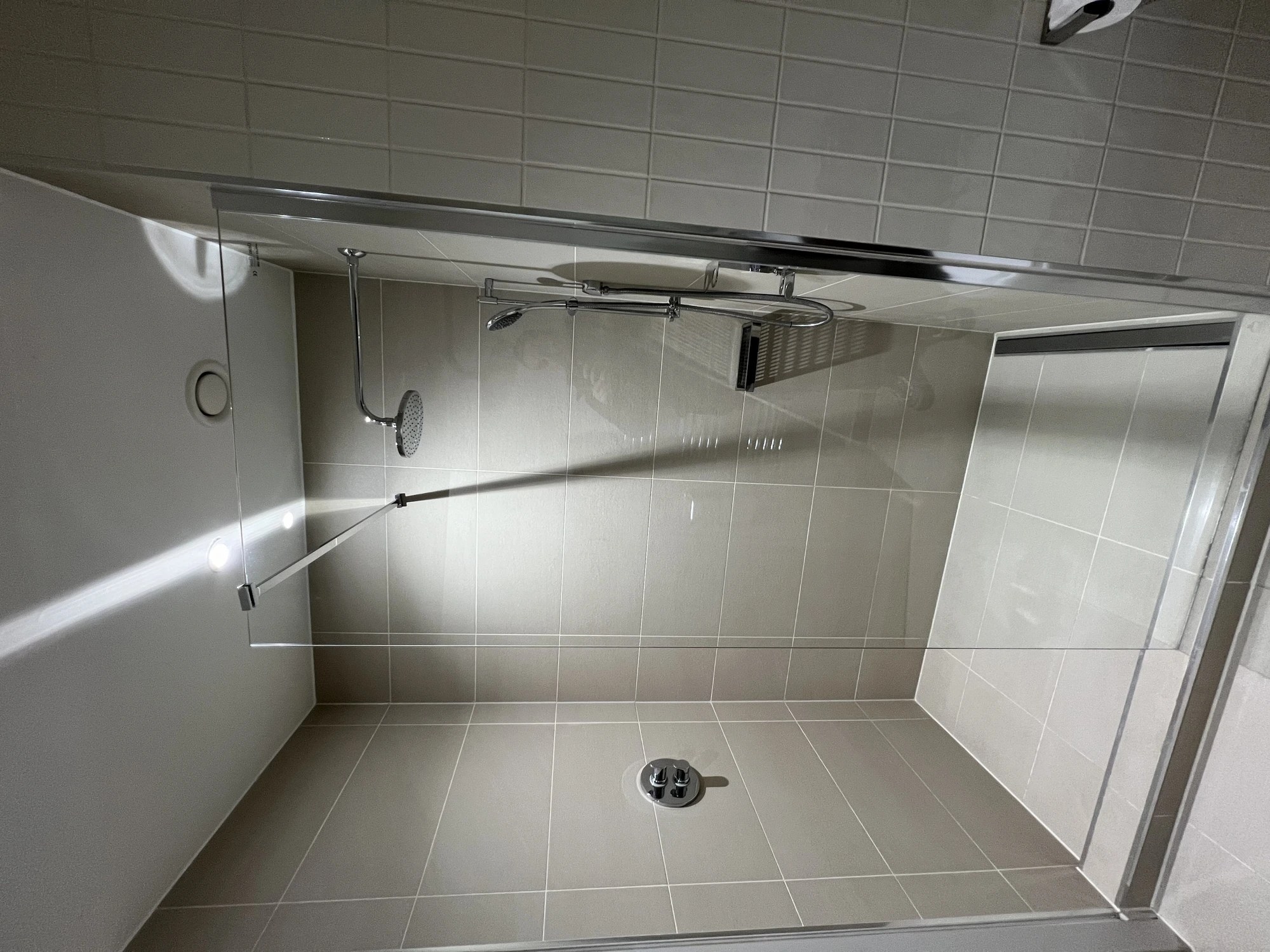 Inloopdouche met beige tegels