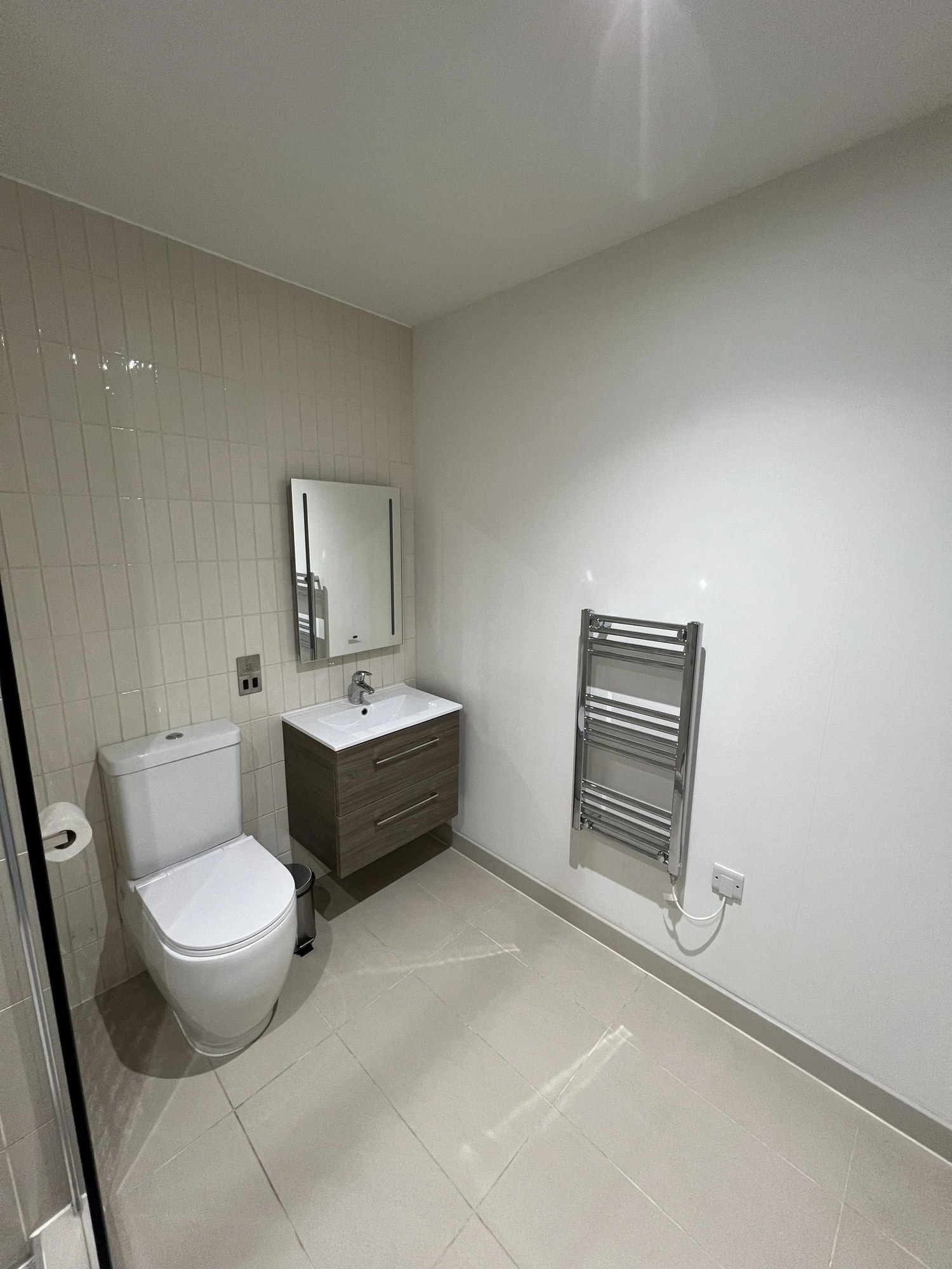 Badkamer met toilet en radiator