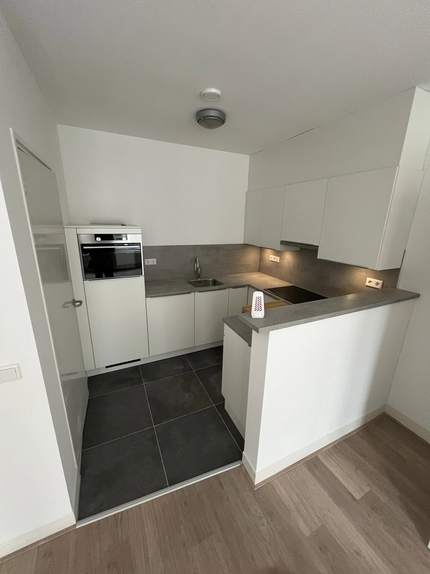 Strakke witte keuken op maat