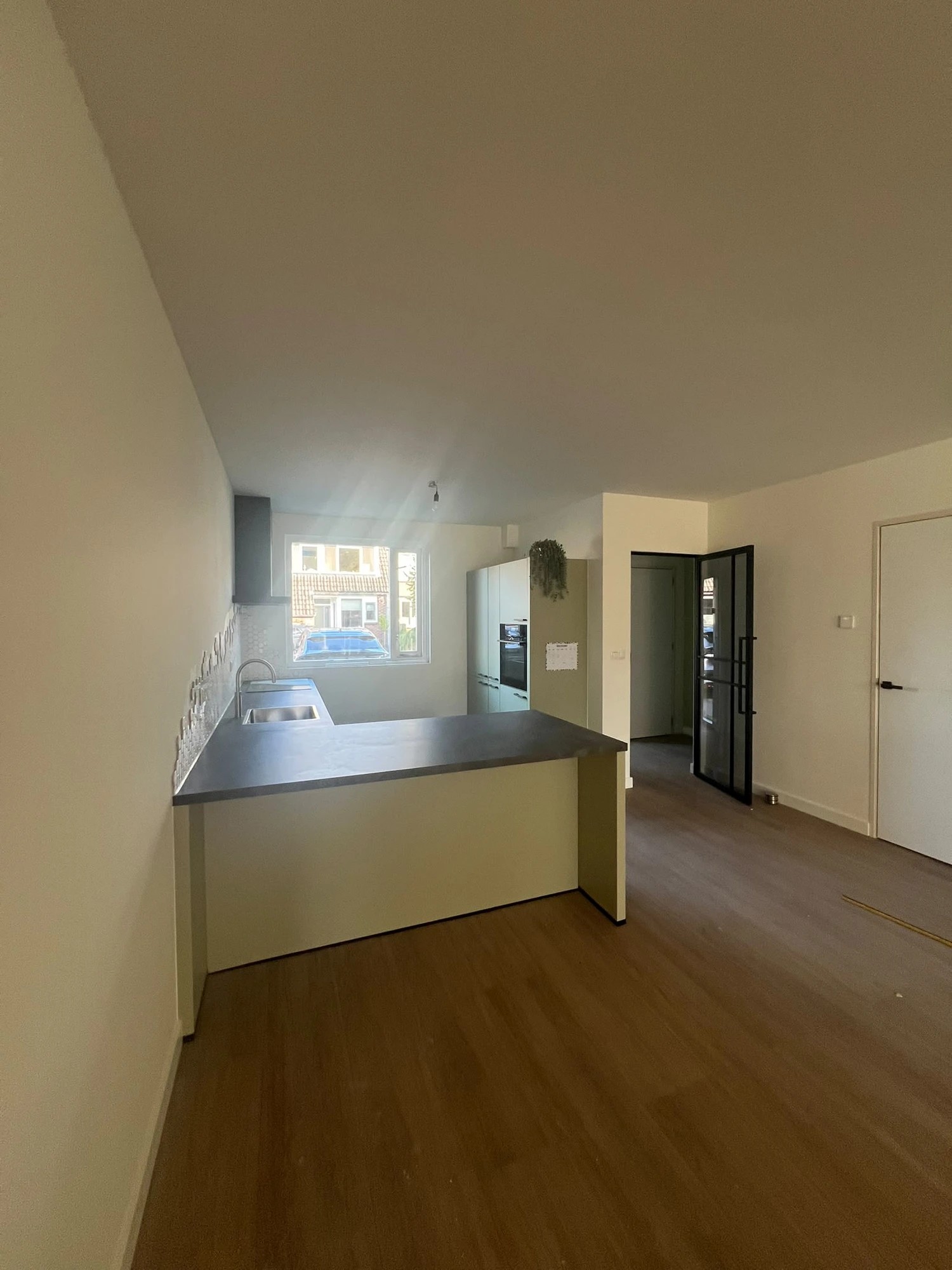 Strak schilderwerk in de woonkeuken