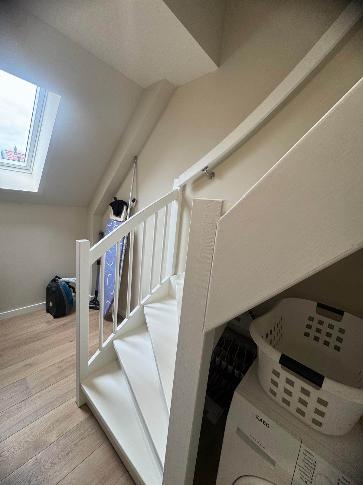 Zolder en trap in wit schilderwerk