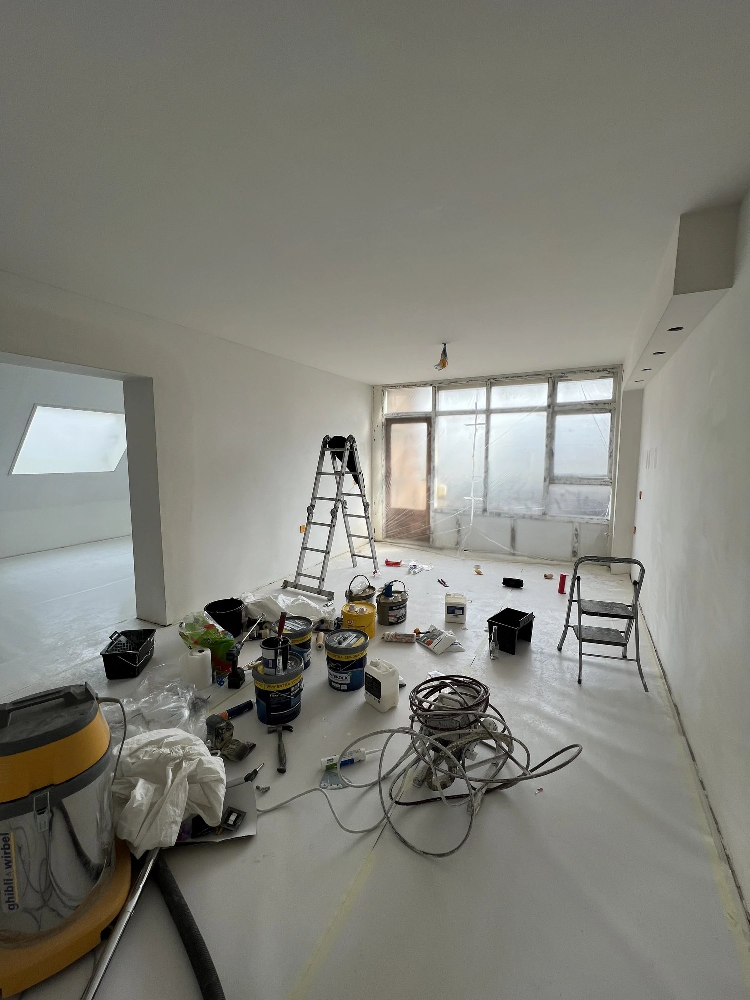 Woonkamer voorbereid voor schilderwerk