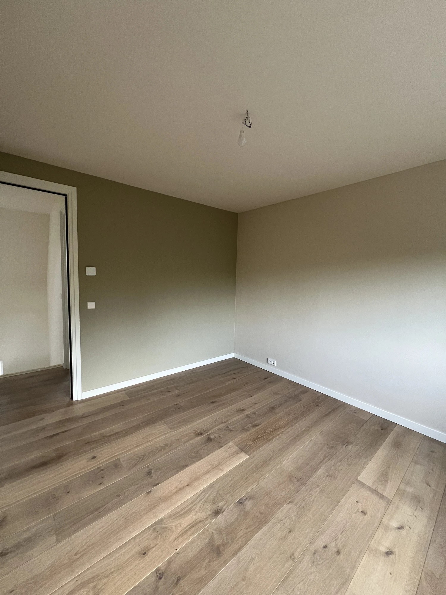 Afgewerkte kamer met stucwerk & lakwerk